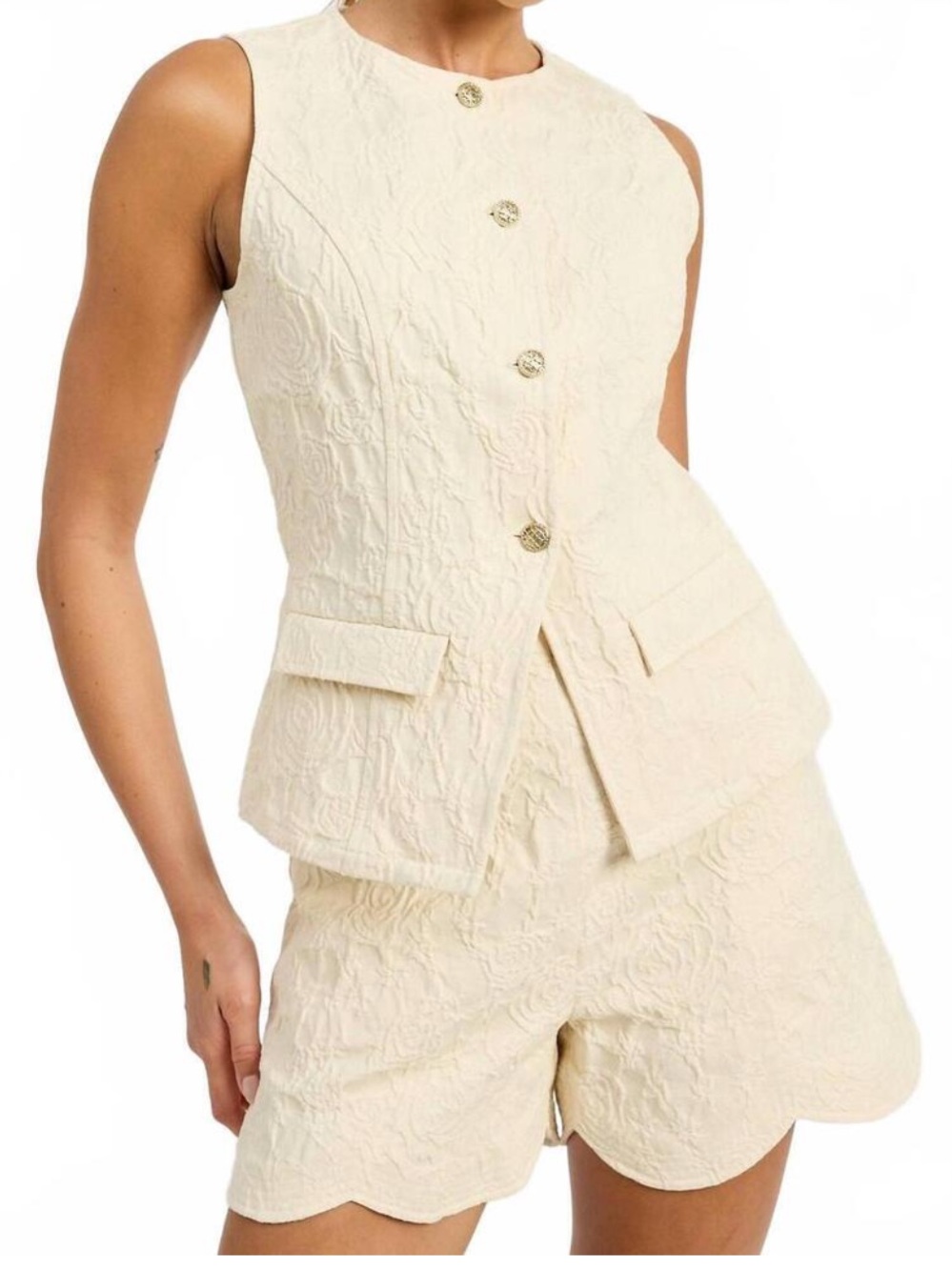 En Saison Alice vest and shorts set bundle. Size small.